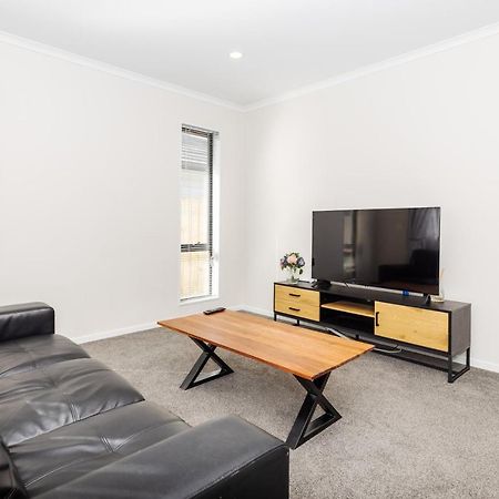 Stay In Newly Built House Hamilton Exterior photo