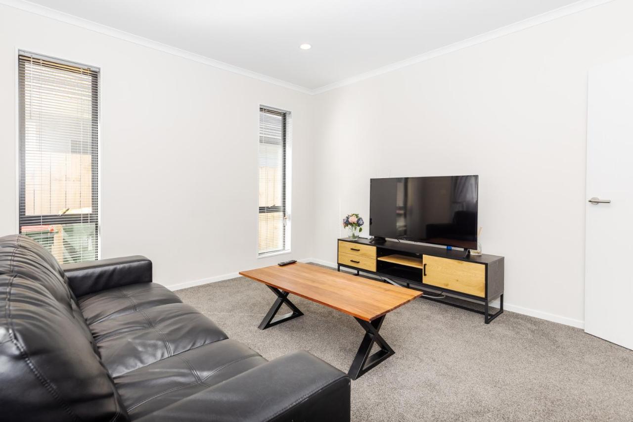 Stay In Newly Built House Hamilton Exterior photo