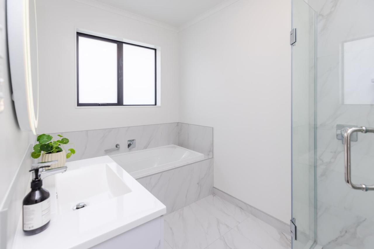 Stay In Newly Built House Hamilton Exterior photo